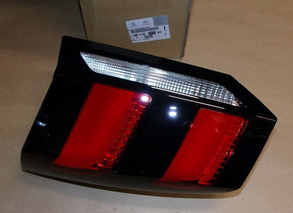 Bakljus - Peugeot 5008 17> höger