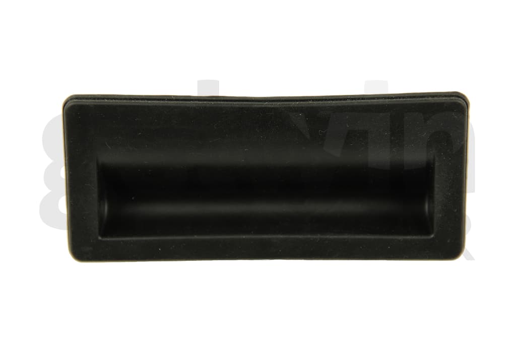 Handtag med tryckknapp för öppning baklucka